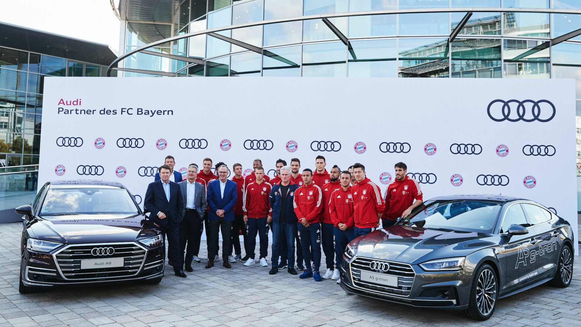 Footage: FC Bayern München receives new Audi models