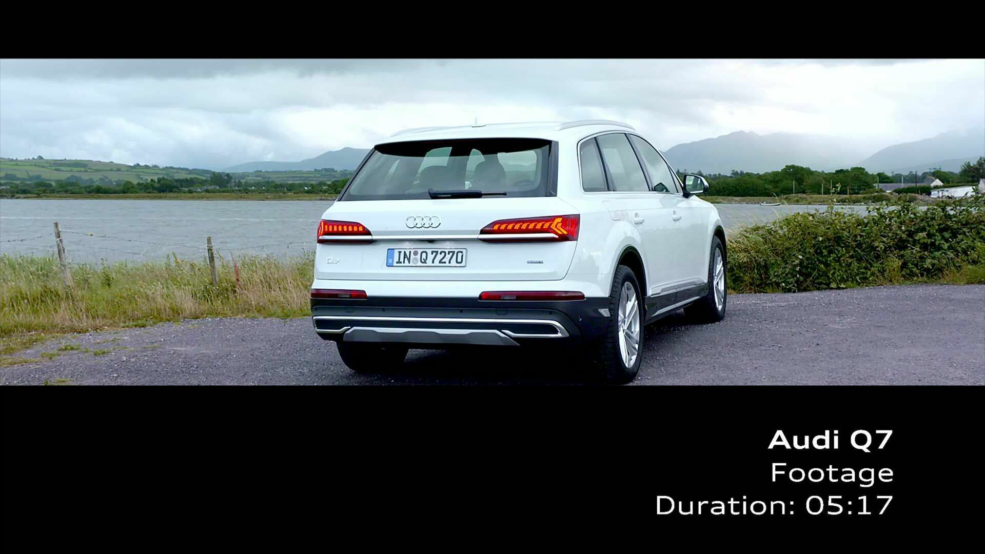 Audi Q7 glacier white (Footage)