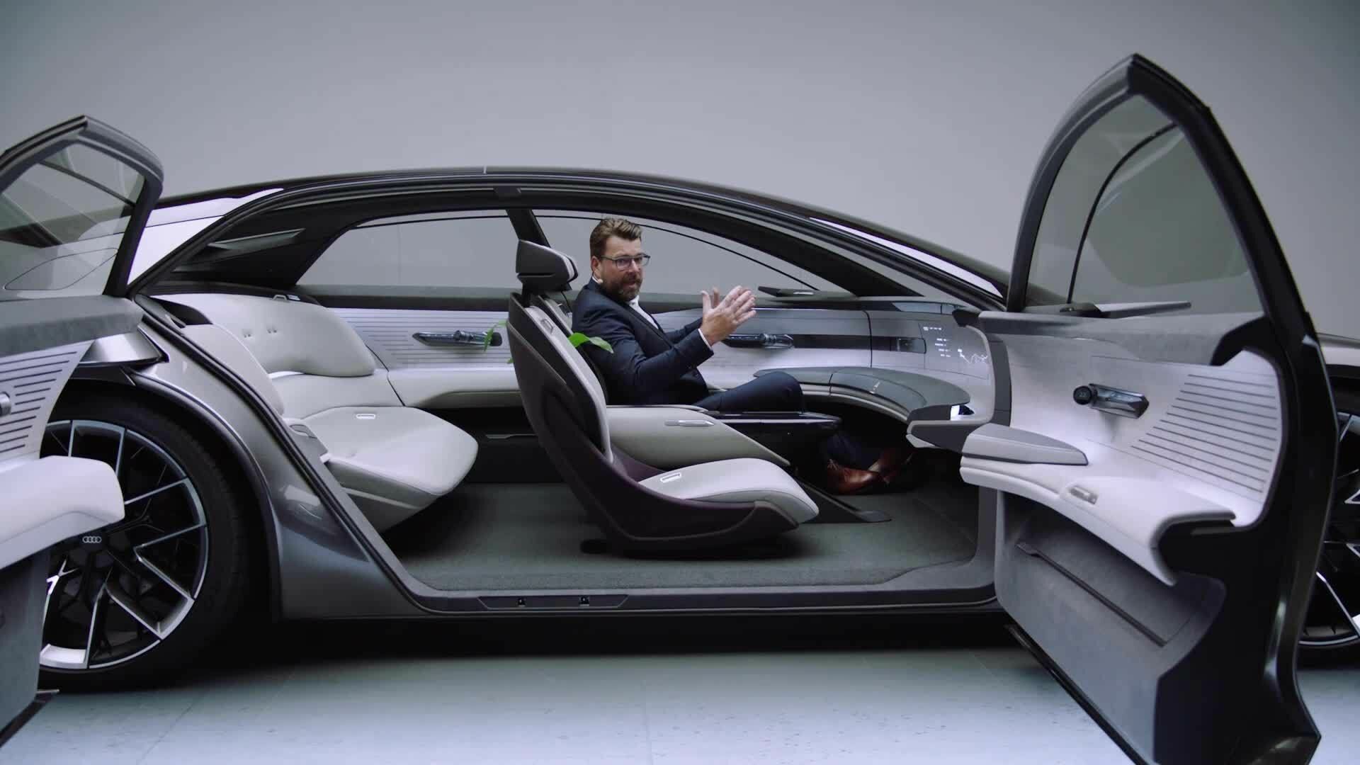 Oliver Hoffmann präsentiert den neuen Audi grandsphere concept